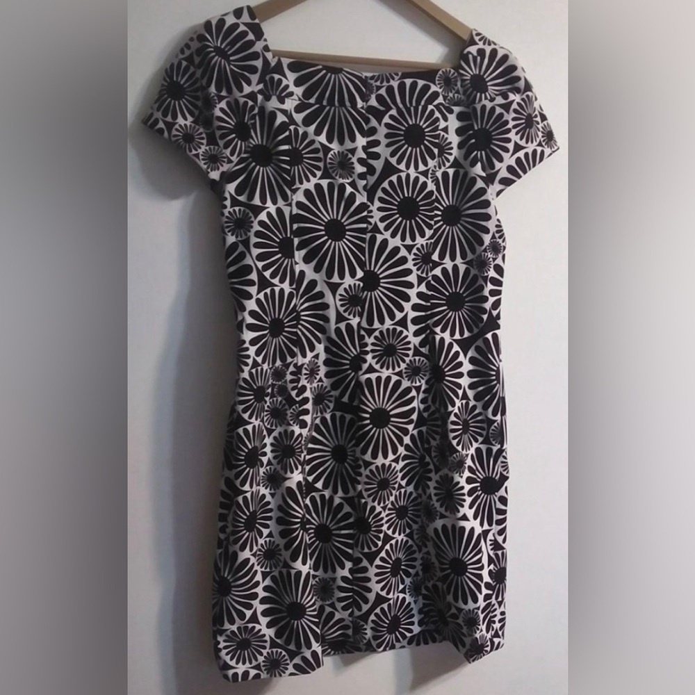 London Times- Size 12 Mod style/print dress. Great preowned condition.